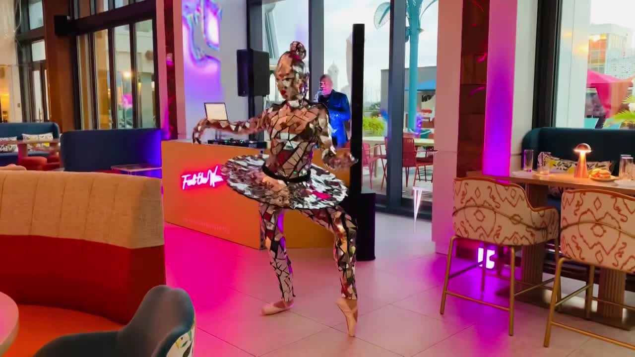 Strolling Mirror Performers | Altus Entertainment