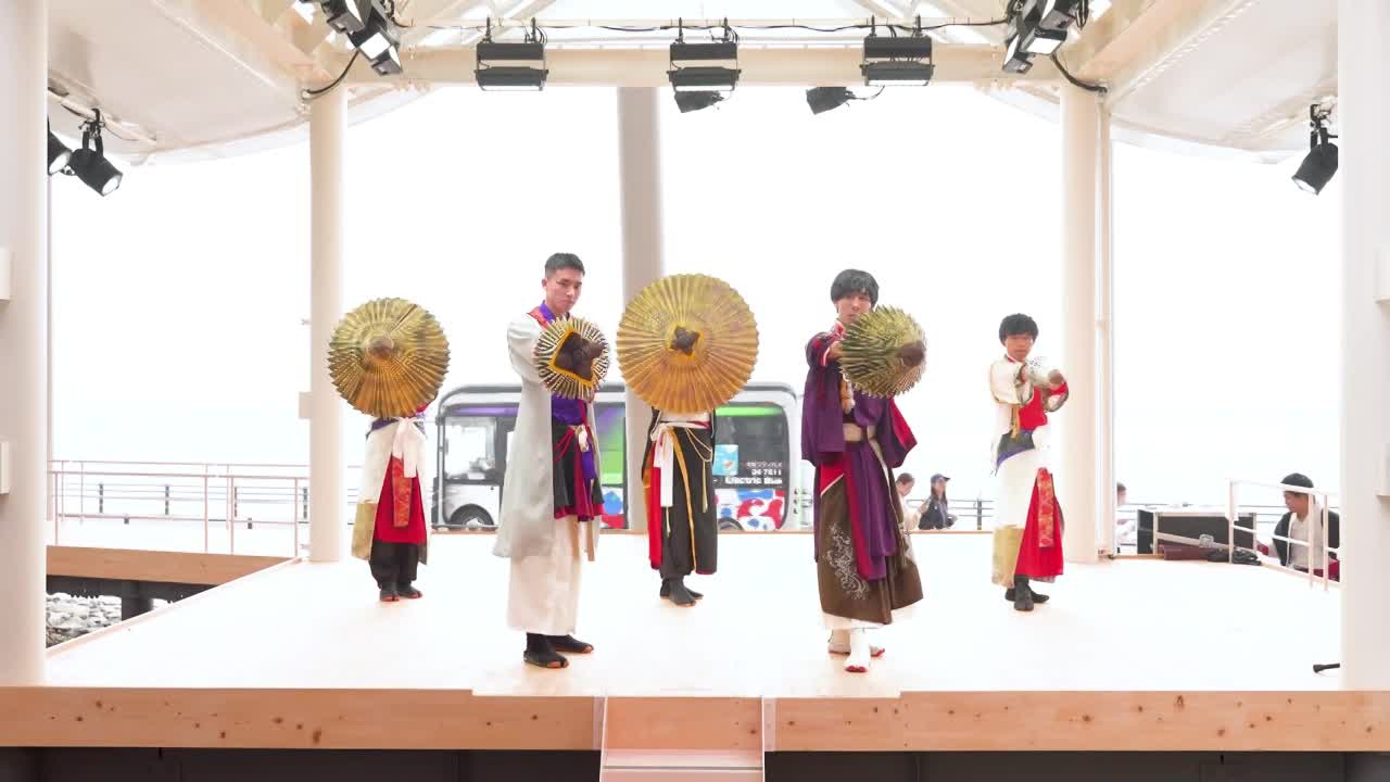 Japanese Umbrella Dancers | Altus Entertainment
