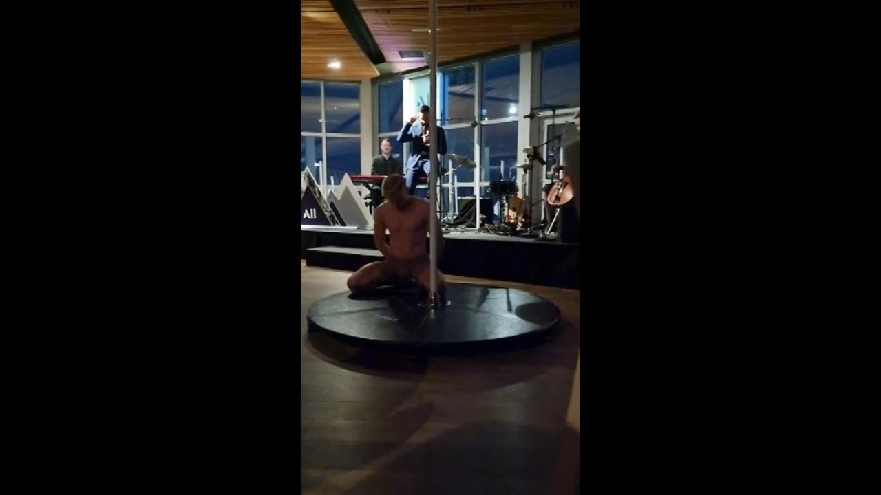 Elite Acrobatic Pole Performer Germany | Altus Entertainment