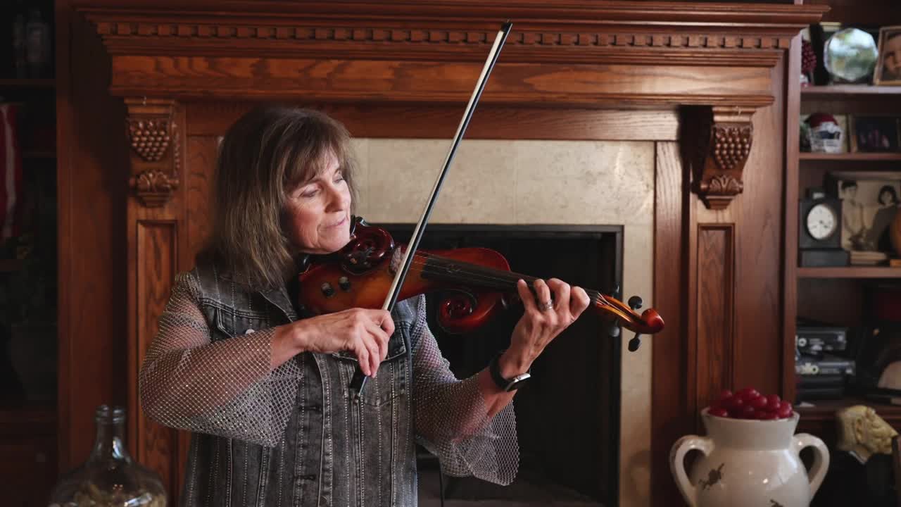 Female Strolling Violinist for Events | Altus Entertainment