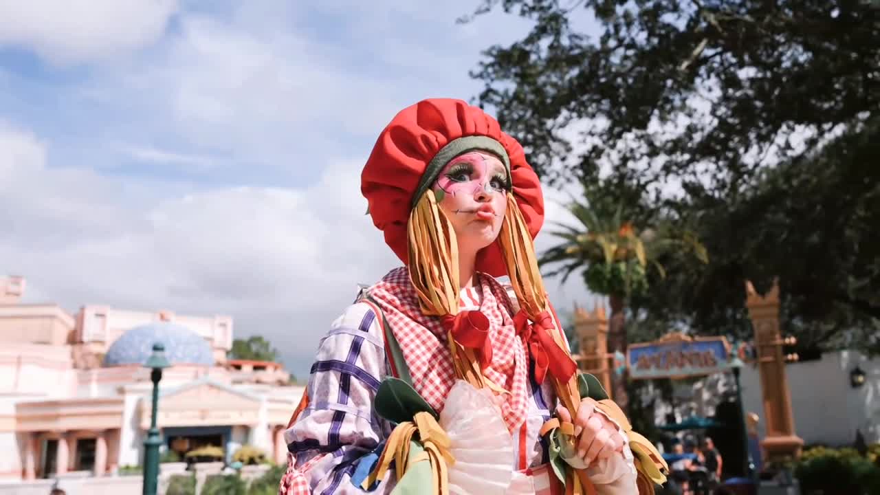 Female Las Vegas Stilt Walker | Altus Entertainment